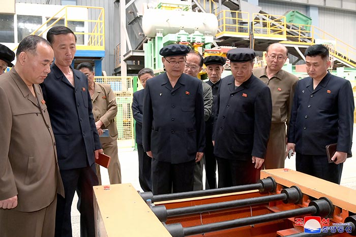 Premier Pak inspects different sectors of North and South Hamgyong provinces