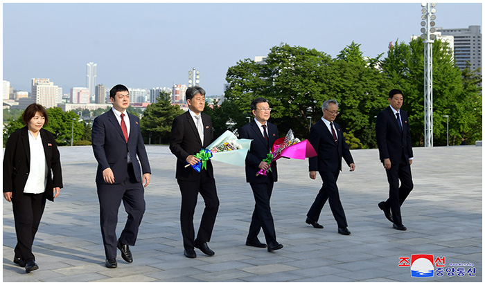 Floral tribute paid to President Kim Il Sung and Chairman Kim Jong Il
