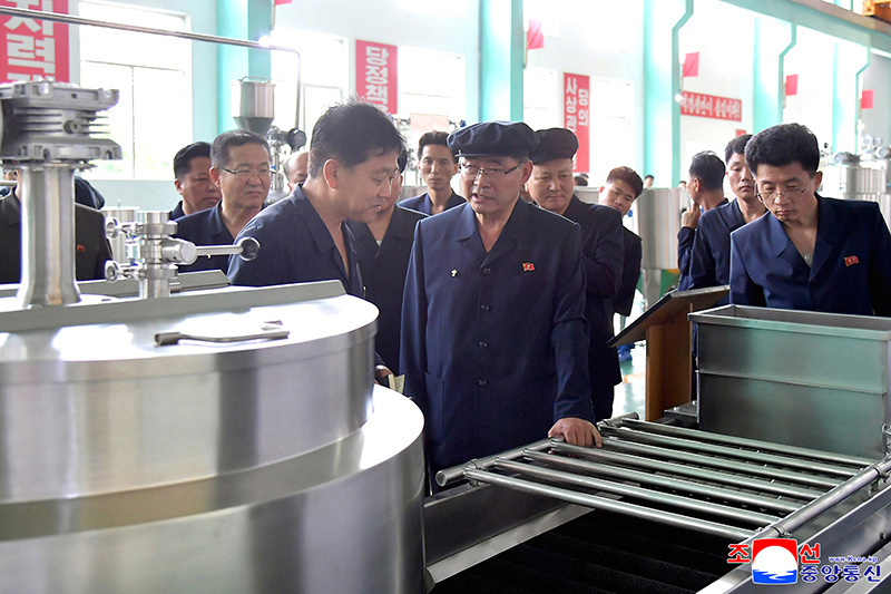 Premier Pak inspects various sectors