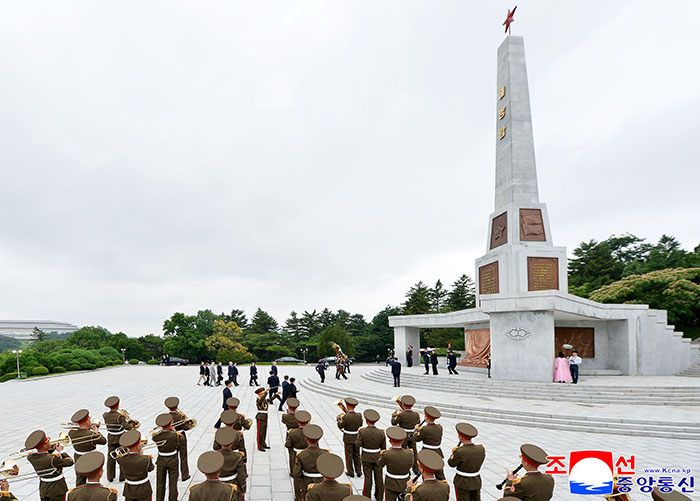 Russian Culture Ministry delegation lays wreath at Liberation Tower