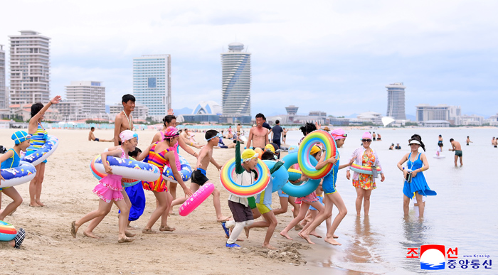 Myongsasimni on east coast crowded with many people for its attractive coastal tourism