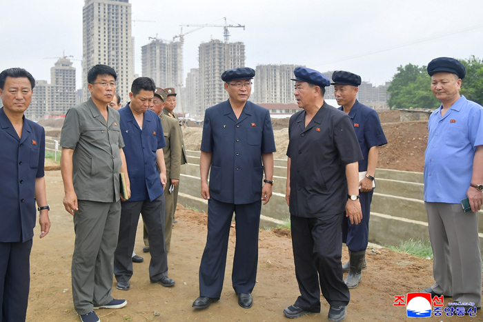 Premier Pak inspects various sectors