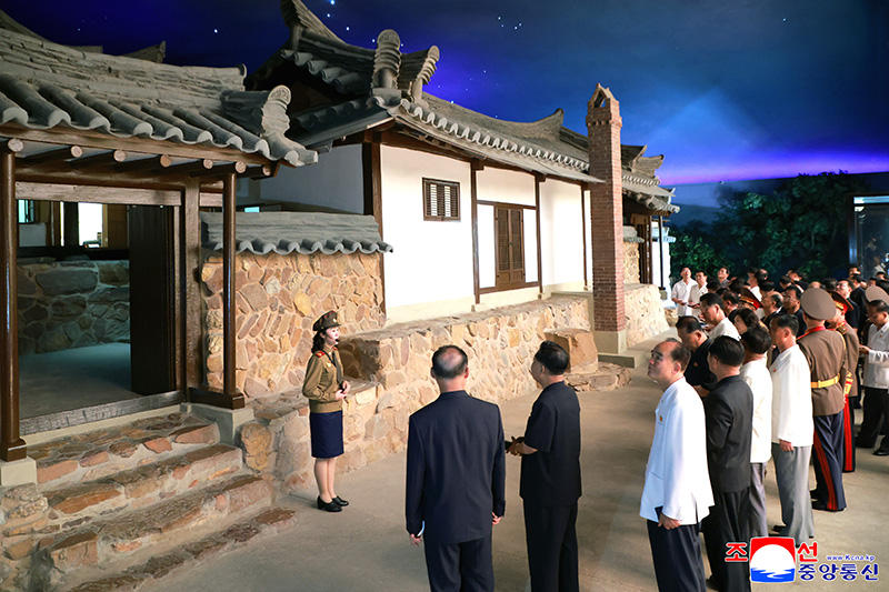 Leading Party and government officials visit historic sites associated with war victory