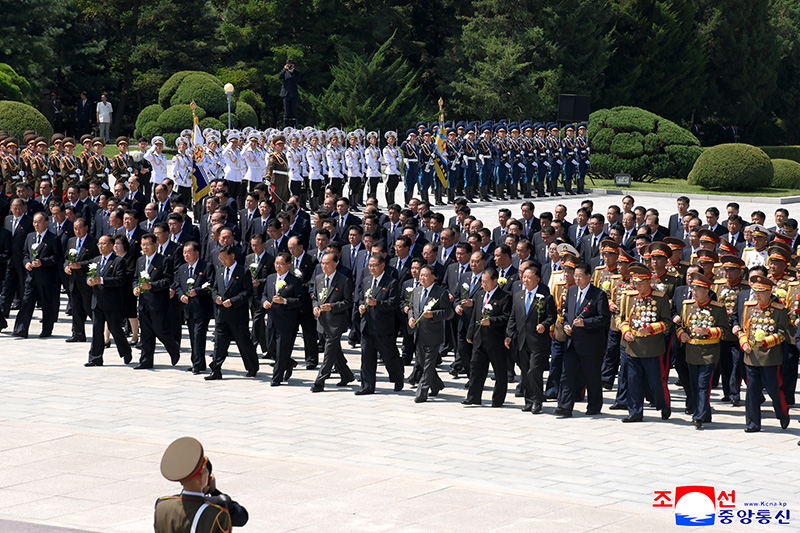Senior Party and government officials visit Revolutionary Martyrs Cemetery on Mt Taesong