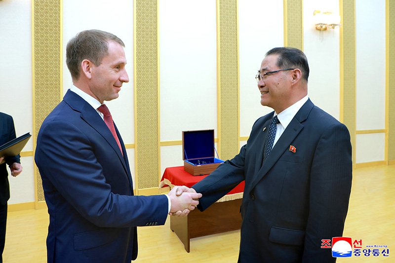 Premier Pak meets Russian minister of Natural Resources and Ecology
