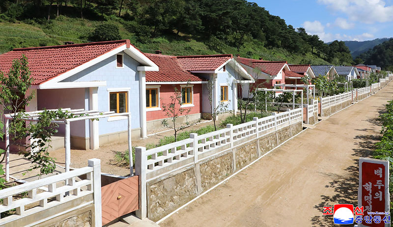 New houses built in Usi County of Jagang Province