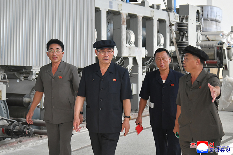 Premier Pak inspects various sectors