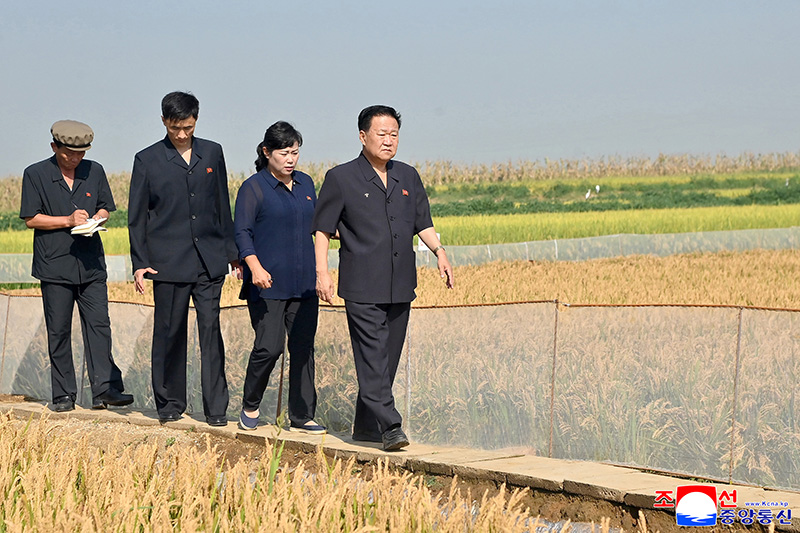 SPA Standing Committee chairman inspects farms in Jaeryong and Unpha