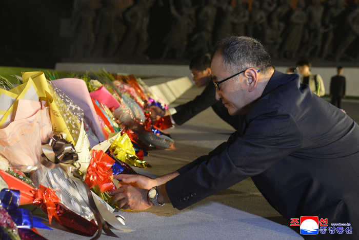 Students of Korea University pay floral tribute to President Kim Il Sung and Chairman Kim Jong Il