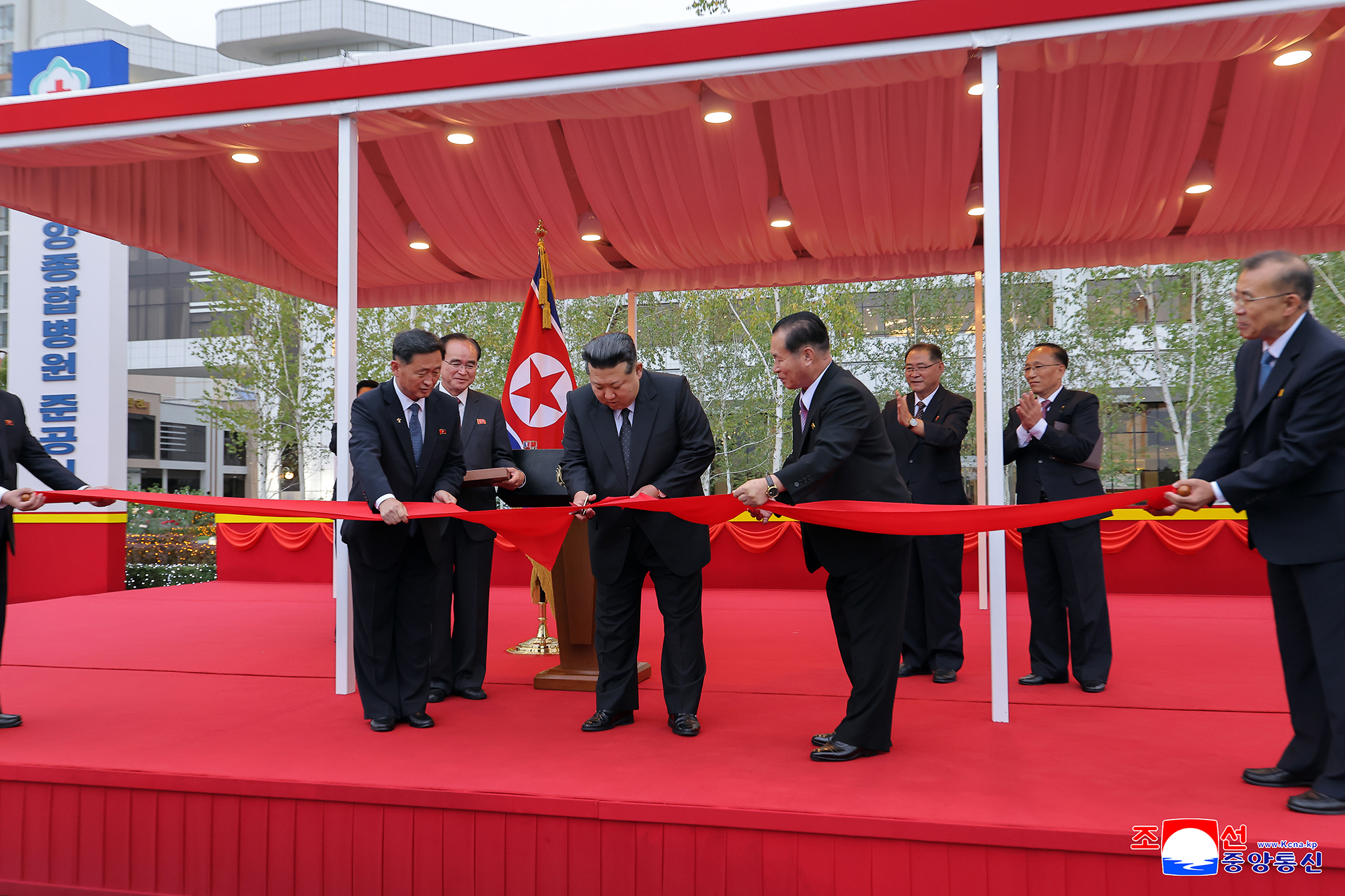 Monument to love for people built thanks to ardent desire of WPK<br>Inauguration ceremony of Pyongyang General Hospital held in splendour