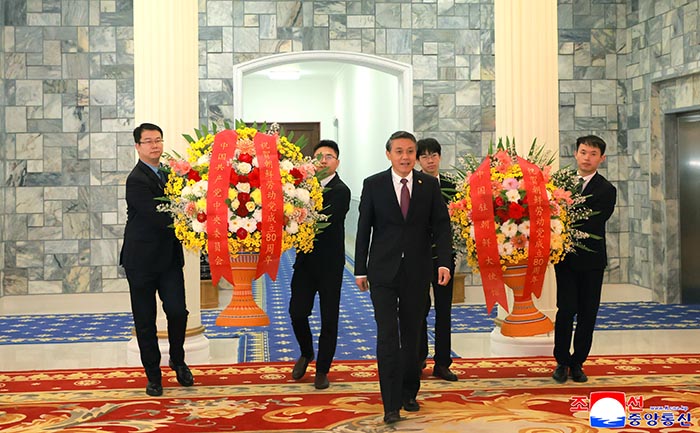 Central Committee of WPK receives flower basket from Central Committee of CPC