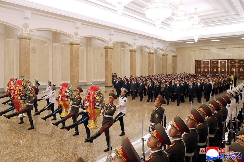 Leading officials of Party, government and armed forces organs visit Kumsusan Palace of Sun