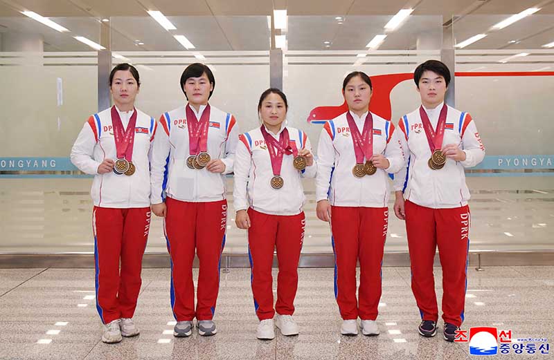 DPRK weightlifters come back home
