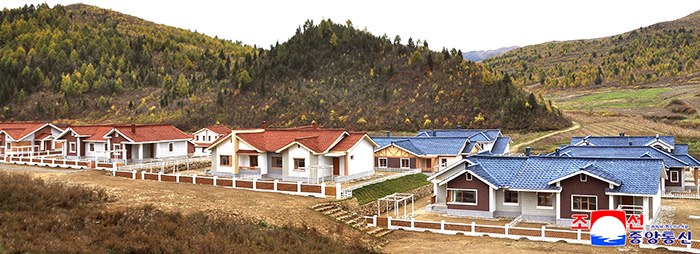 New houses built at Taedok Farm of Unhung County  