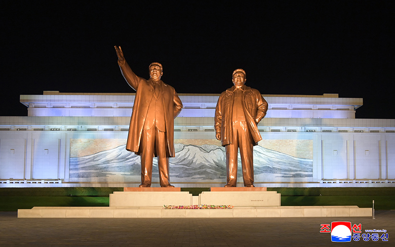 Members of Russian youth friendship visiting group visit statues of President Kim Il Sung and Chairman Kim Jong Il