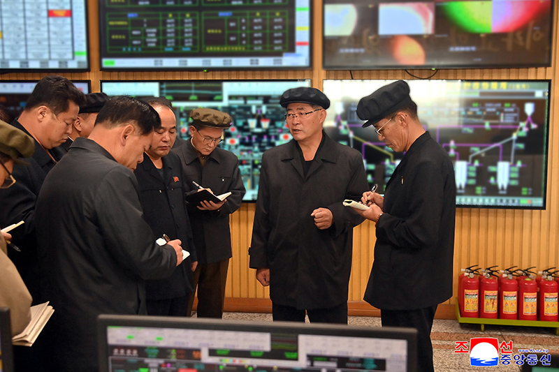 Premier Pak inspects various sectors of national economy