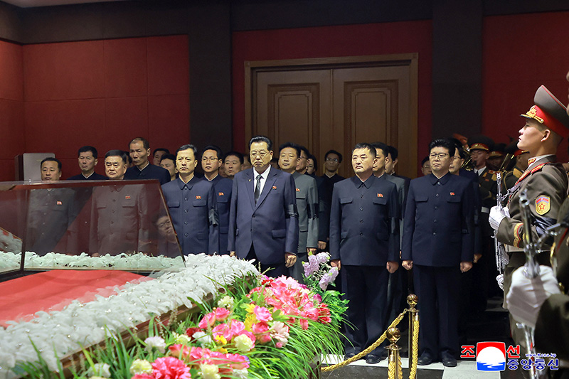 Officials of Party, power and armed forces organs, ministries and national agencies visit bier of late Kim Yong Nam