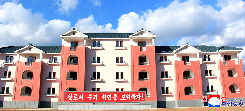 Agricultural workers in Yonsa County move into new houses