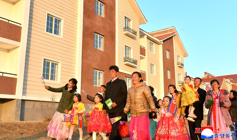 New houses built at vegetable farms in Pyongyang