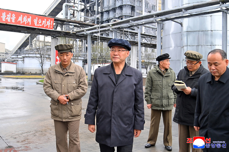 Premier Pak inspects various sectors of national economy