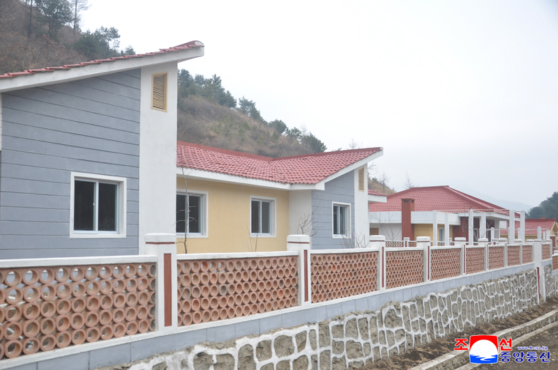 New houses built at farms in North Hwanghae and Kangwon provinces
