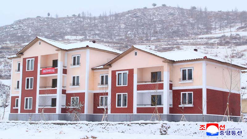 Farmers move into new houses in South Phyongan Province