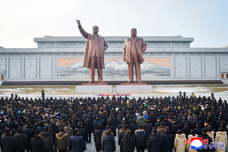 Young people pay floral tribute at statues of great leaders