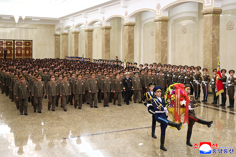 KPA commanding officers visit Kumsusan Palace of Sun