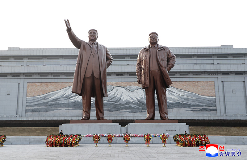 Chongryon organizations send flower baskets to statues of President Kim Il Sung and Chairman Kim Jong Il