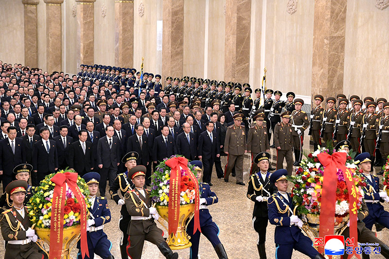 Senior Party and government officials visit Kumsusan Palace of Sun to pay homage to President Kim Il Sung and Chairman Kim Jong Il