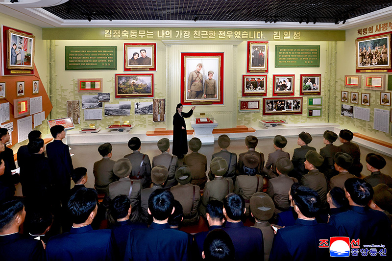 Soldier-builders and youth shock brigade members tour Pyongyang
