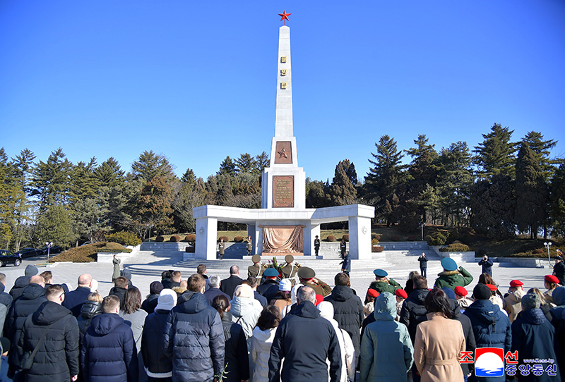 Wreaths laid at Liberation Tower and cemetery of fallen fighters of Soviet Army