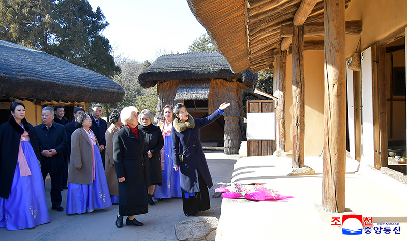 GAKC congratulatory group visits Mangyongdae