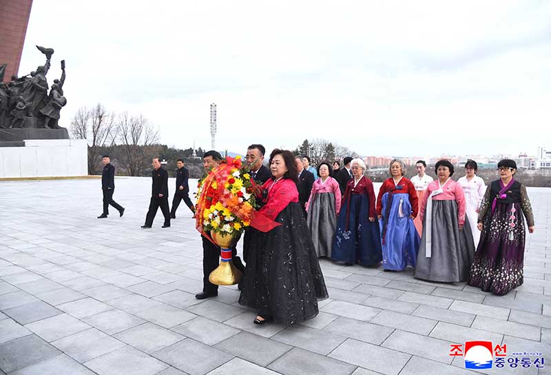 Flower basket comes to statues of great leaders from GAKC