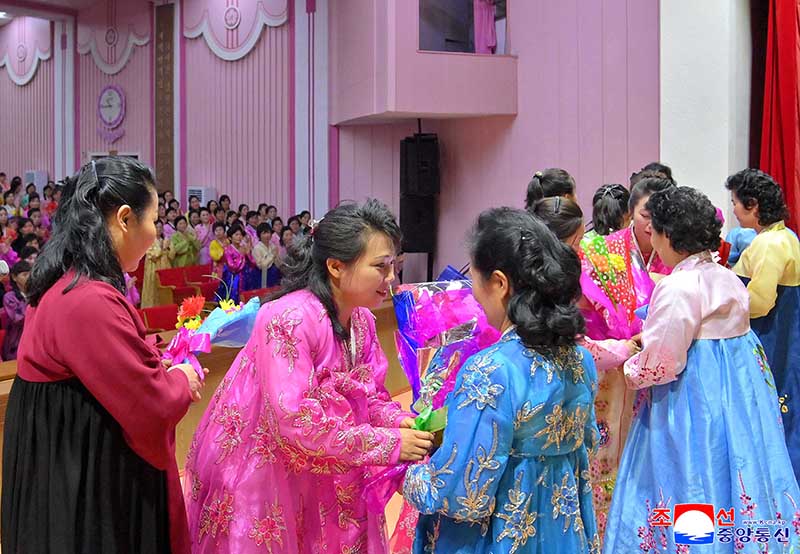 Women's union officials, members meet with winners of Communist Mother Honour Prize