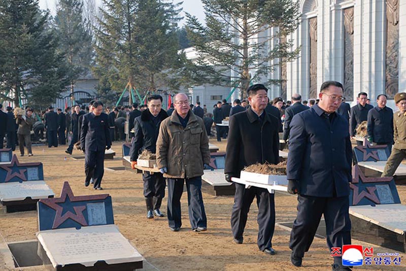 Members of WPK Central Committee, Ministry of National Defence lay turf at Memorial Museum of Combat Feats at the Overseas Military Operations 