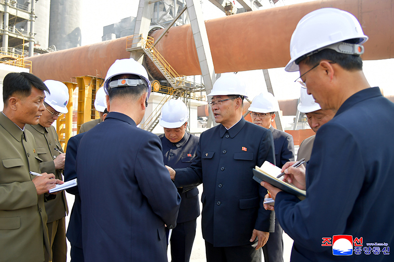 Premier Pak inspects various sectors