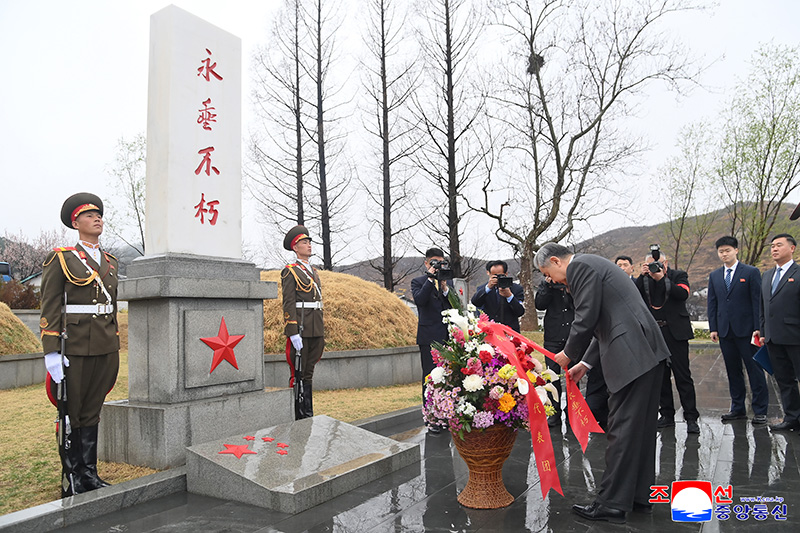 	Chinese foreign minister and his party pay floral tribute at CPV martyrs cemetery 