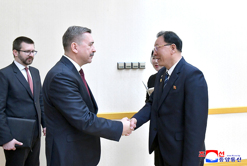 Talks held between senior officials of DPRK and Russian federations of trade unions 
