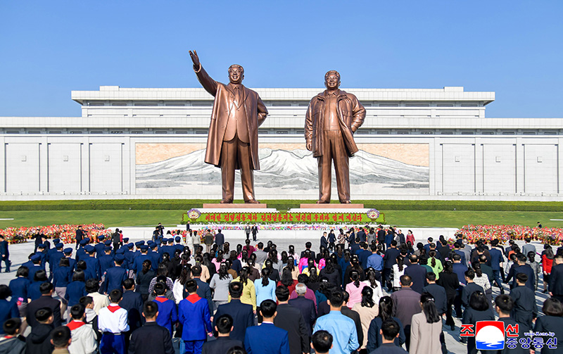 Floral tribute paid to President Kim Il Sung and Chairman Kim Jong Il