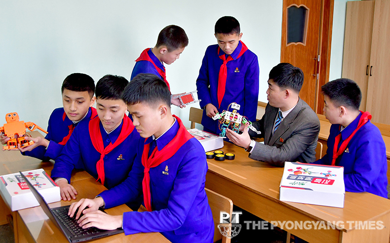 Robot education draws public interest