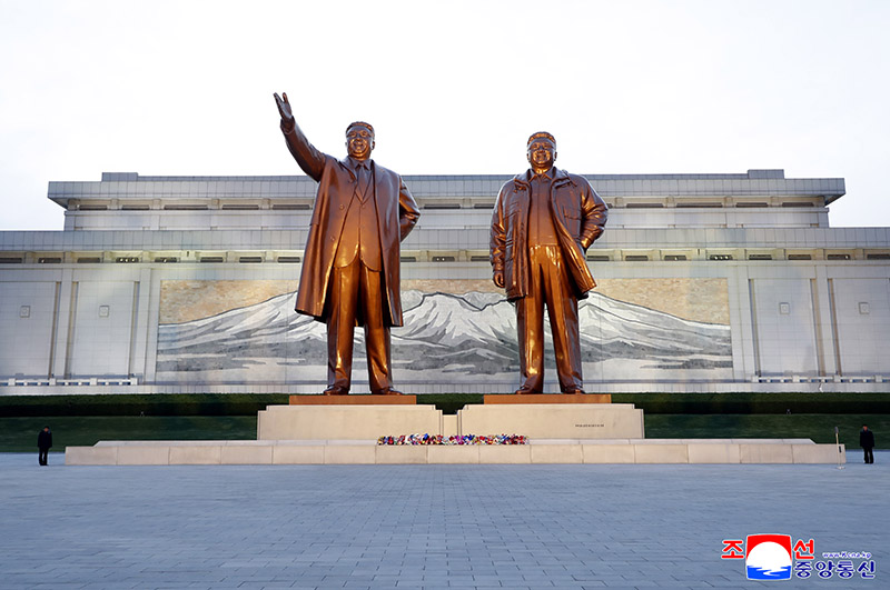 Koreans in Japan pay floral tribute to President Kim Il Sung and Chairman Kim Jong Il 
