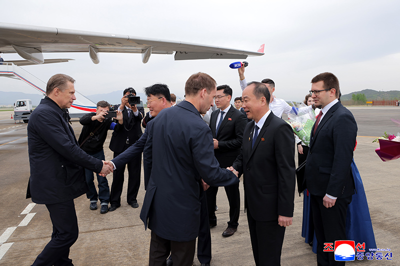 Russian government delegation arrives