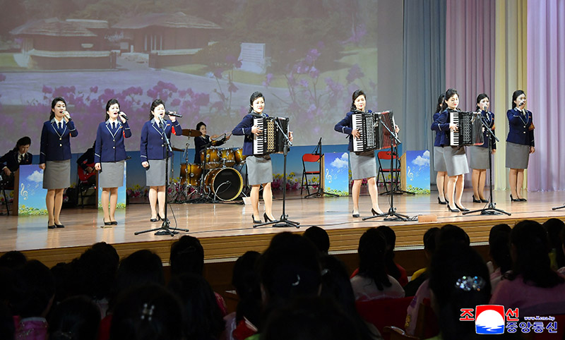 Performance given by artistic information team of women's union central committee