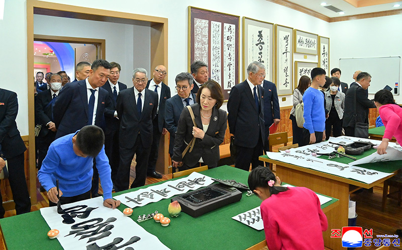 Delegation of Korean commercial workers in Japan visits Mangyongdae