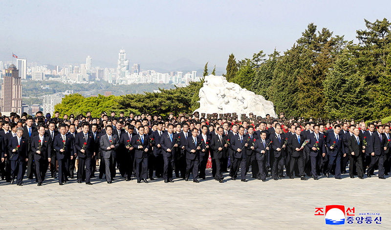 Floral tribute paid at Revolutionary Martyrs Cemetery on Mt Taesong