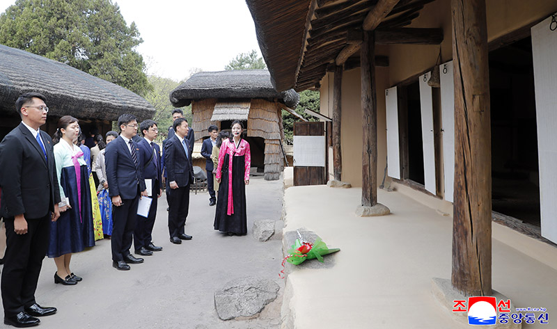 Congratulatory group of Korean Youth League in Japan visits Mangyongdae