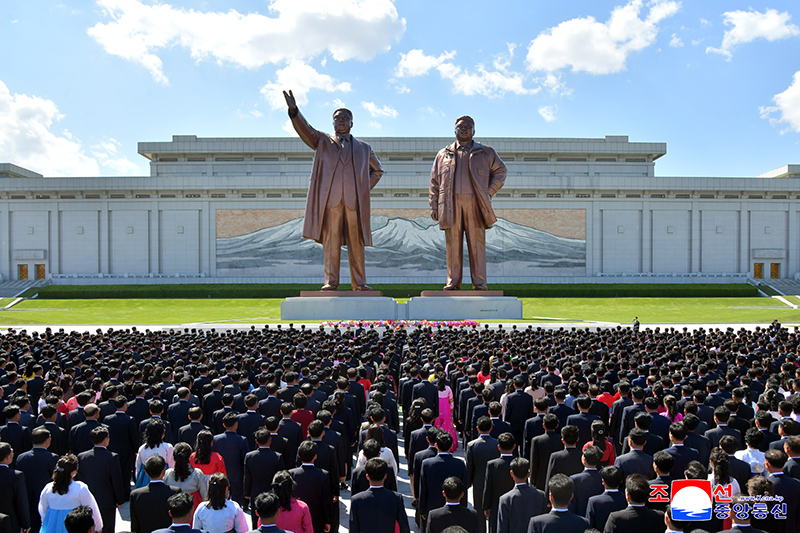Participants in Ninth Congress of GFTUK pay floral tribute to great leaders