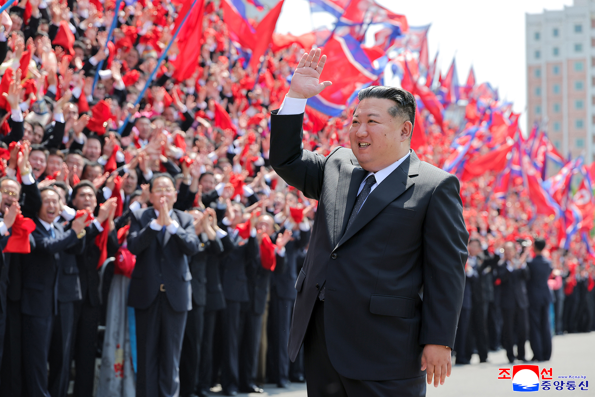 Respected Comrade Kim Jong Un has photo session with participants in Ninth GFTUK Congress