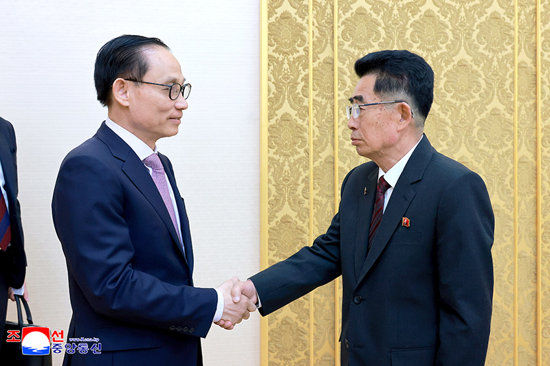 Secretary of WPK Central Committee meets special envoy of general secretary of CPV Central Committee and president of Vietnam
